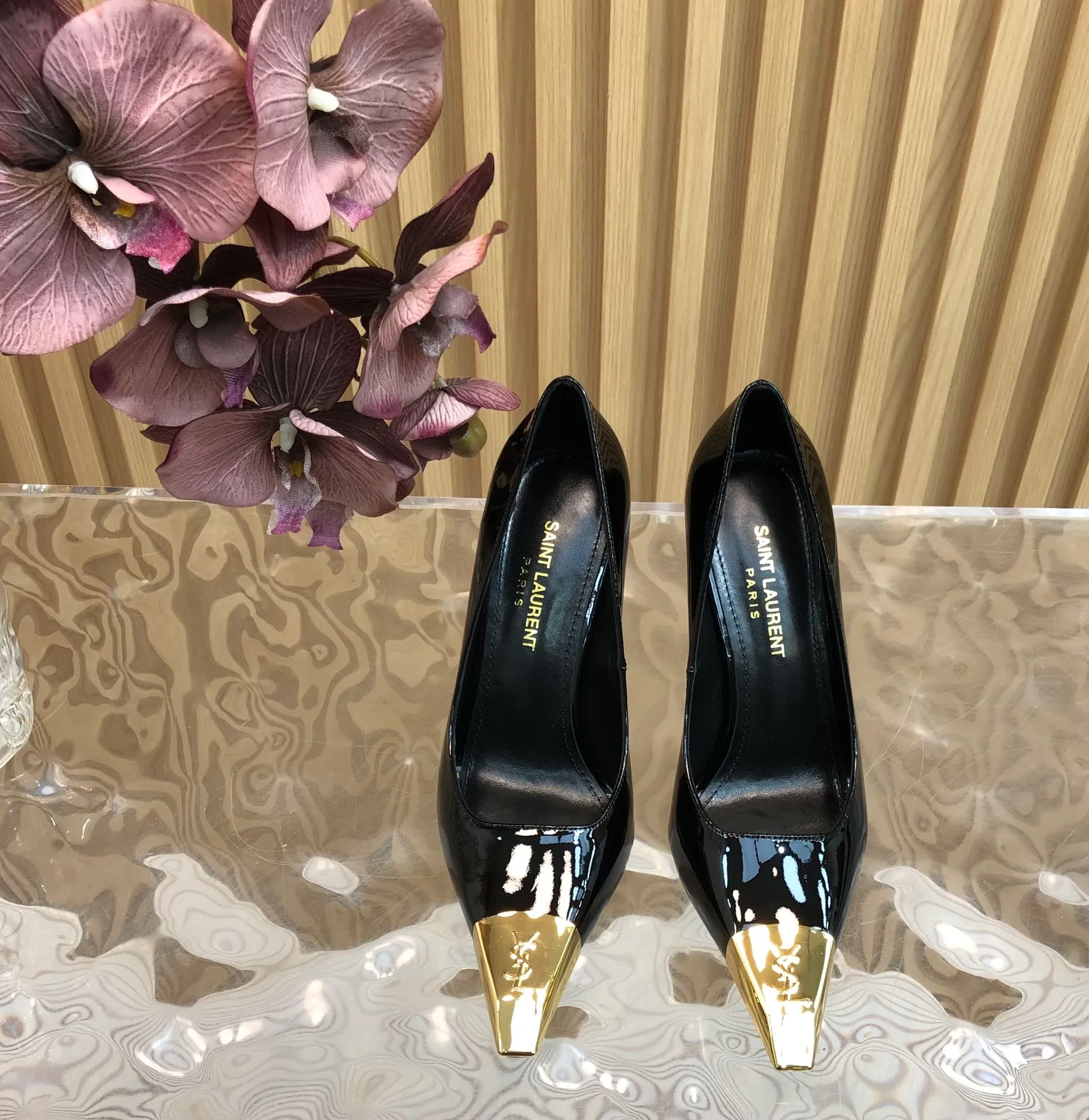 👟👟Ex-factory price 600👟👟 Top-quality Saint Laurent/Yves Saint Laurent Lee metal buckle single shoes. YSL sister's beautiful high heels are the same style as Saint Laurent Rose. The small square toe. The high-heeled shoes are very good at modifying the foot shape. The luxurious metal chain. In recent years, SL👟👟The ex-factory price is that women are becoming more and more understanding of high-heeled shoes. The embarrassing design impression of waterproof platform models has been eliminated. YSL's beautiful high-heeled shoes Upper: Imported patent leather/cowhide Sole: Genuine leather outsole Heel height: 11cm Size 35-39 (40, 41 customized, non-refundable and non-exchangeable)